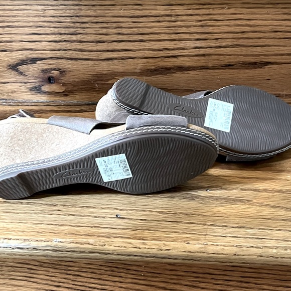 New Clarks Brown Suede Sandals Size 7 Wide - Picture 4 of 7